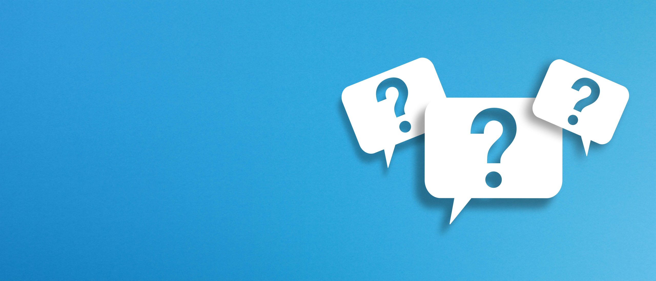 Weiße Kommentarblasen mit ausgeschnittenen Fragezeichen drauf auf blauem Hintergrund