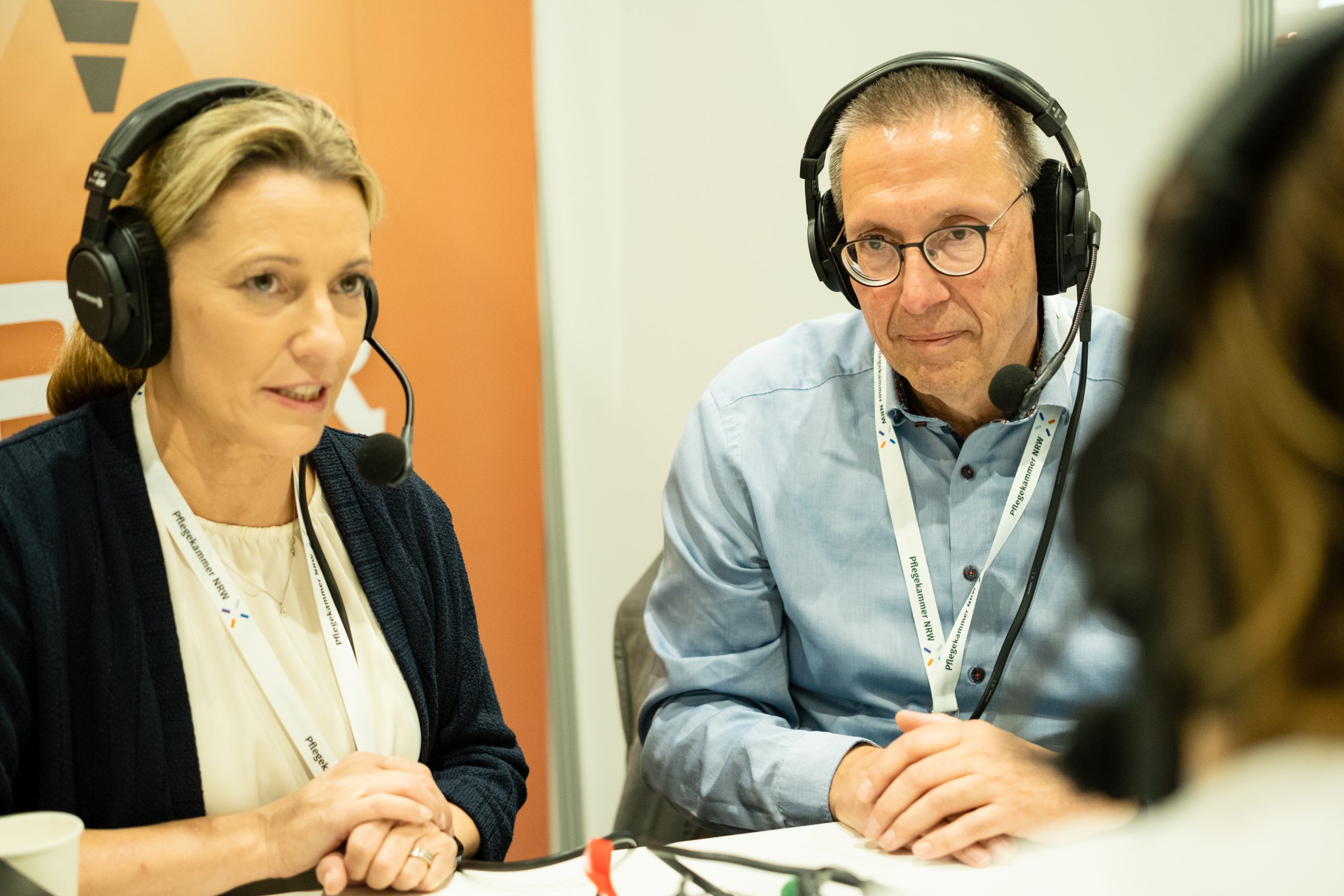 Sandra Postel und Jens Albrecht nehmen einen Podcast auf (2023; Bild: Yapola)