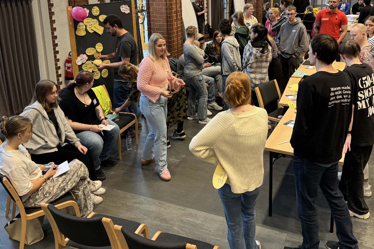 Erster Hackathon für die Pflege in NRW: Auszubildende zeigen Politiker*innen den Weg