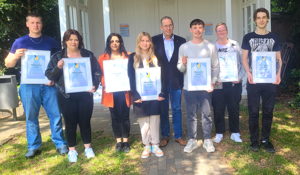 In Bielefeld überreichte Vizepräsident Jens Albrecht (Mitte) den 
Pflegepreis NRW stellvertretend für die gesamte Arbeitsgruppe an die Auszubildenden (v.l.n.r.): 
Marvin Jordan, Lisa Wehrmann, Nalin Jankir, Alexandra Abramov, Dejan Beckmann, Jaqueline 
Fritsch, Leon Borg. Copyright: Pflegekammer NRW
