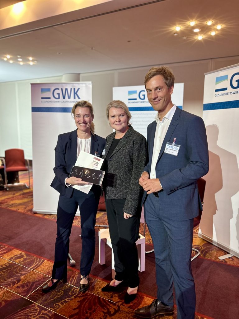 Sandra Postel hat den Preis von Andrea Schmidt-Rumposch und Prof. Dr. Kai Wehkamp entgegengenommen.