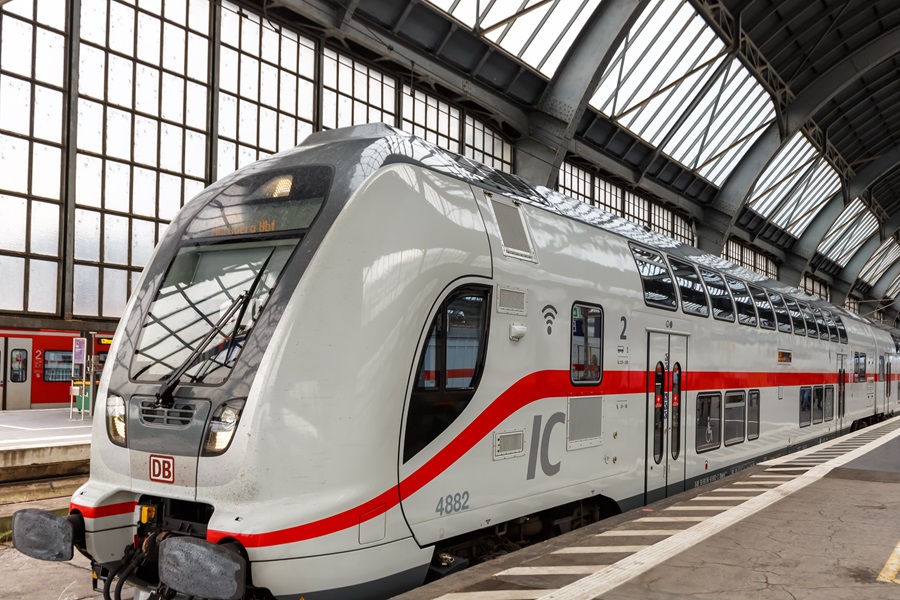 Brief an die Deutsche Bahn: Pflegefachpersonen können im Zug bei Notfällen helfen und sollten Zugang zum Notfallkoffer erhalten
