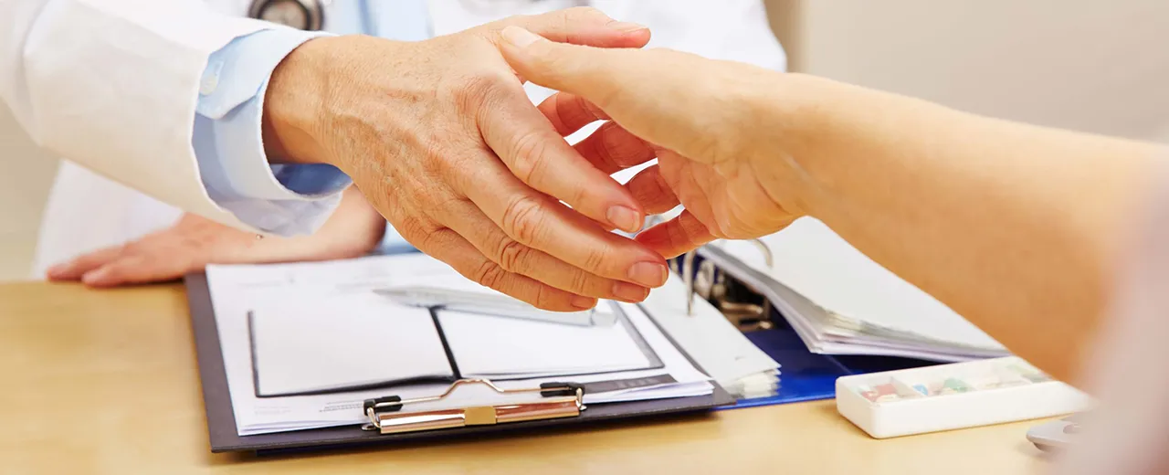 Zwei Personen reichen sich die Hände