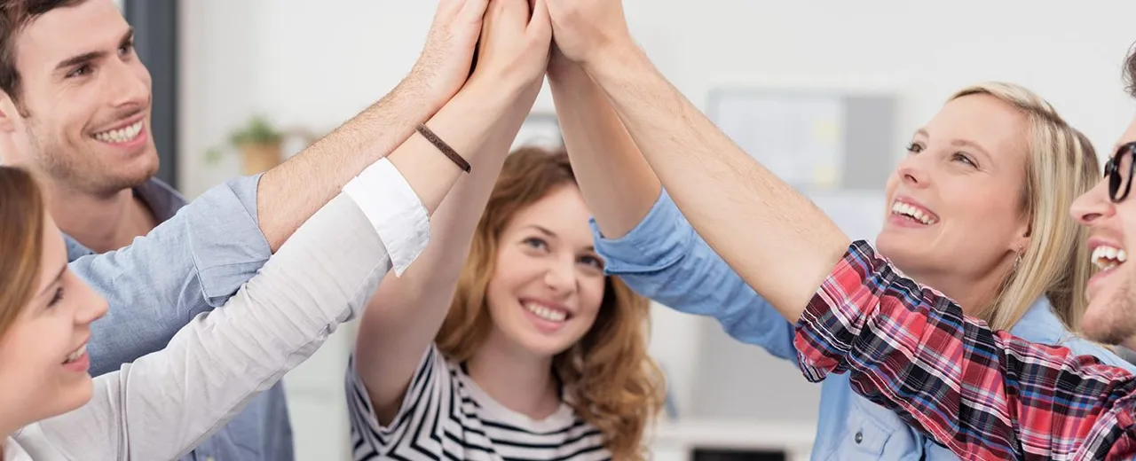 Ein Team gibt sich High-Five